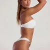 Fioletowe doły od bikini typu cheeky z szerokimi ramiączkami i koralikami Maui
