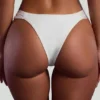 Fioletowe doły od bikini typu cheeky z szerokimi ramiączkami i koralikami Maui
