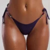 Top bikini trójkątny z podwójnymi ramiączkami i zdobieniami z koralików Boracay w kolorze ciemnofioletowym Top bikini trójkątny z podwójnymi ramiączkami i zdobieniami z koralików Boracay w kolorze ciemnofioletowym