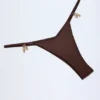 Fioletowe doły od bikini z detalem Cebu Charm w kolorze ciemnej czekolady Fioletowe doły od bikini z detalem Cebu Charm w kolorze ciemnej czekolady