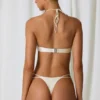 Fioletowe doły od bikini z podwójnymi ramiączkami i perłowymi detalami w kolorze perłowej bieli Fioletowe doły od bikini z podwójnymi ramiączkami i perłowymi detalami w kolorze perłowej bieli