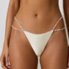 Fioletowe doły od bikini z podwójnymi ramiączkami i perłowymi detalami w kolorze perłowej bieli Fioletowe doły od bikini z podwójnymi ramiączkami i perłowymi detalami w kolorze perłowej bieli
