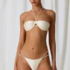 Fioletowe doły od bikini z podwójnymi ramiączkami i perłowymi detalami w kolorze perłowej bieli Fioletowe doły od bikini z podwójnymi ramiączkami i perłowymi detalami w kolorze perłowej bieli