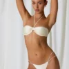 Fioletowe doły od bikini z podwójnymi ramiączkami i perłowymi detalami w kolorze perłowej bieli Fioletowe doły od bikini z podwójnymi ramiączkami i perłowymi detalami w kolorze perłowej bieli