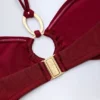 Góra bikini Savai z marszczonym dekoltem halter i metalowymi detalami w kolorze ciemnej wiśni