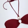 Góra bikini Savai z marszczonym dekoltem halter i metalowymi detalami w kolorze ciemnej wiśni