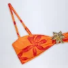 Góra bikini z wiązaniem na szyi i metalowymi detalami Baracoa w pomarańczowy wzór orchidei
