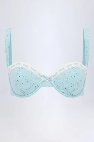 Górka bikini Ravello z fiszbinami i haftem angielskim w kolorze pudrowego błękitu Górka bikini Ravello z fiszbinami i haftem angielskim w kolorze pudrowego błękitu