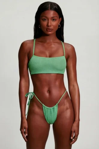 Górka bikini z ramiączkami i dekoltem w kształcie łódki z tkaniny seersucker w kolorze morskiej piany Górka bikini z ramiączkami i dekoltem w kształcie łódki z tkaniny seersucker w kolorze morskiej piany