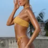 Guzikowany top mody kąpielowej bandeau z marszczonego materiału w kolorze Marigold