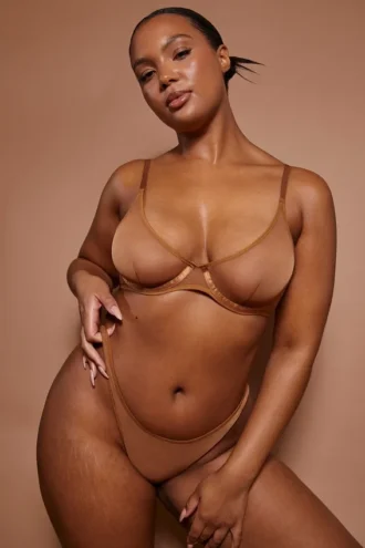 Intimates Jednowarstwowy biustonosz z fiszbinami z miękkiej siateczki w kolorze migdałowym Intimates Jednowarstwowy biustonosz z fiszbinami z miękkiej siateczki w kolorze migdałowym