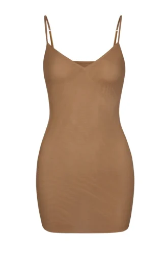 Intimates Miękka siateczkowa mini sukienka z dekoltem w serek w kolorze migdałowym Intimates Miękka siateczkowa mini sukienka z dekoltem w serek w kolorze migdałowym