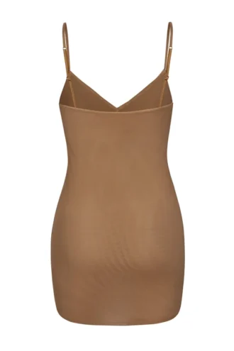 Intimates Miękka siateczkowa mini sukienka z dekoltem w serek w kolorze migdałowym Intimates Miękka siateczkowa mini sukienka z dekoltem w serek w kolorze migdałowym