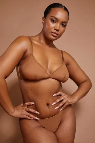 Bikini stringi Intimates z miękkiej siateczki w kolorze migdałowym Bikini stringi Intimates z miękkiej siateczki w kolorze migdałowym