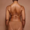 Bikini stringi Intimates z miękkiej siateczki w kolorze migdałowym Bikini stringi Intimates z miękkiej siateczki w kolorze migdałowym
