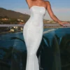 Kinsley – ozdobna sukienka maxi z wycięciami i bandeau w kolorze białym Kinsley – ozdobna sukienka maxi z wycięciami i bandeau w kolorze białym