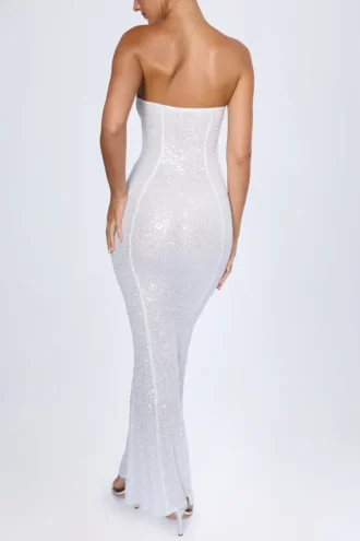 Kinsley – ozdobna sukienka maxi z wycięciami i bandeau w kolorze białym Kinsley – ozdobna sukienka maxi z wycięciami i bandeau w kolorze białym