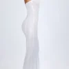 Kinsley – ozdobna sukienka maxi z wycięciami i bandeau w kolorze białym Kinsley – ozdobna sukienka maxi z wycięciami i bandeau w kolorze białym