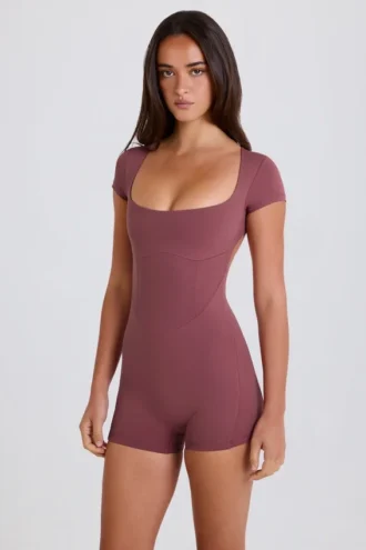 Kombinezon z odkrytymi plecami w kolorze acai Kombinezon z odkrytymi plecami w kolorze acai