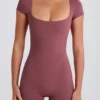 Kombinezon z odkrytymi plecami w kolorze acai Kombinezon z odkrytymi plecami w kolorze acai