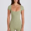 Kombinezon z odkrytymi plecami w kolorze Matcha Kombinezon z odkrytymi plecami w kolorze Matcha