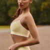 Kontrastowy stanik sportowy Soft Active z dekoltem w serduszka w kolorze delikatnej żółci Kontrastowy stanik sportowy Soft Active z dekoltem w serduszka w kolorze delikatnej żółci