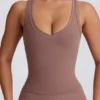 Koszulka bez rękawów Soft Active z dekoltem w serek w kolorze mokka Koszulka bez rękawów Soft Active z dekoltem w serek w kolorze mokka
