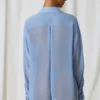 Koszulka oversize Hiva z perłowymi detalami w kolorze błękitnym Koszulka oversize Hiva z perłowymi detalami w kolorze błękitnym