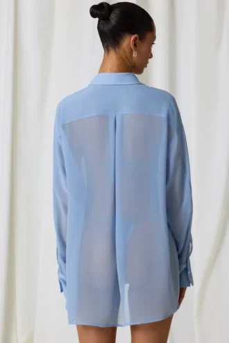 Koszulka oversize Hiva z perłowymi detalami w kolorze błękitnym Koszulka oversize Hiva z perłowymi detalami w kolorze błękitnym