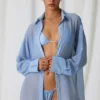 Koszulka oversize Hiva z perłowymi detalami w kolorze błękitnym Koszulka oversize Hiva z perłowymi detalami w kolorze błękitnym