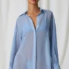 Koszulka oversize Hiva z perłowymi detalami w kolorze błękitnym Koszulka oversize Hiva z perłowymi detalami w kolorze błękitnym
