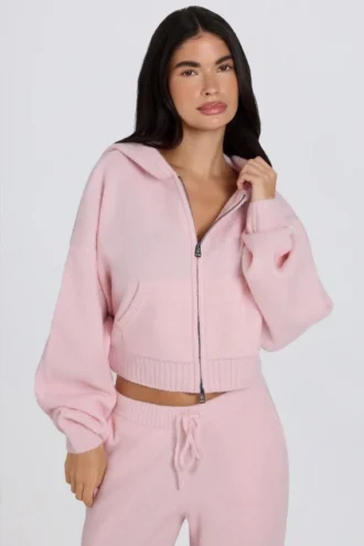 Krótka bluza z kapturem z miękkiej dzianiny w kolorze delikatnego różu Krótka bluza z kapturem z miękkiej dzianiny w kolorze delikatnego różu