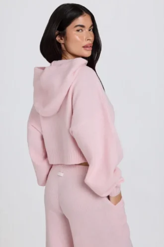 Krótka bluza z kapturem z miękkiej dzianiny w kolorze delikatnego różu Krótka bluza z kapturem z miękkiej dzianiny w kolorze delikatnego różu