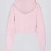 Krótka bluza z kapturem z miękkiej dzianiny w kolorze delikatnego różu Krótka bluza z kapturem z miękkiej dzianiny w kolorze delikatnego różu