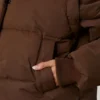 Krótka kurtka puchowa z odpinanymi rękawami w kolorze kakaowym Krótka kurtka puchowa z odpinanymi rękawami w kolorze kakaowym
