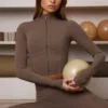 Krótka kurtka Soft Active zapinana na zamek w kolorze kakaowym Krótka kurtka Soft Active zapinana na zamek w kolorze kakaowym