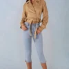 Krótka kurtka z paskiem z imitacji zamszu Noelie w kolorze brązowym Krótka kurtka z paskiem z imitacji zamszu Noelie w kolorze brązowym