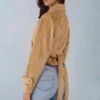 Krótka kurtka z paskiem z imitacji zamszu Noelie w kolorze brązowym Krótka kurtka z paskiem z imitacji zamszu Noelie w kolorze brązowym