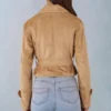 Krótka kurtka z paskiem z imitacji zamszu Noelie w kolorze brązowym Krótka kurtka z paskiem z imitacji zamszu Noelie w kolorze brązowym