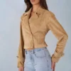 Krótka kurtka z paskiem z imitacji zamszu Noelie w kolorze brązowym Krótka kurtka z paskiem z imitacji zamszu Noelie w kolorze brązowym