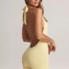 Krótki kombinezon bez pleców z prążkowanego modalu Shelly w kolorze Lemon Sherbet