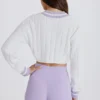 Krótki sweter z dzianiny bawełnianej w splot warkoczowy w kolorze liliowo-kości słoniowej Krótki sweter z dzianiny bawełnianej w splot warkoczowy w kolorze liliowo-kości słoniowej