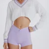 Krótki sweter z dzianiny bawełnianej w splot warkoczowy w kolorze liliowo-kości słoniowej Krótki sweter z dzianiny bawełnianej w splot warkoczowy w kolorze liliowo-kości słoniowej