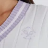 Krótki sweter z dzianiny bawełnianej w splot warkoczowy w kolorze liliowo-kości słoniowej Krótki sweter z dzianiny bawełnianej w splot warkoczowy w kolorze liliowo-kości słoniowej