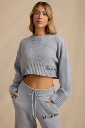 Krótki sweter z dzianiny prążkowanej w kolorze jasnoniebieskim