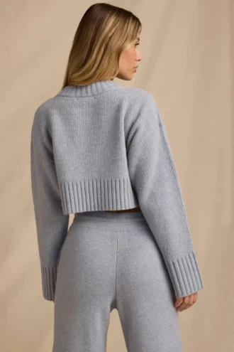 Krótki sweter z dzianiny prążkowanej w kolorze jasnoniebieskim