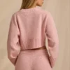 Krótki sweter z dzianiny prążkowanej w kolorze pudrowego różu Krótki sweter z dzianiny prążkowanej w kolorze pudrowego różu