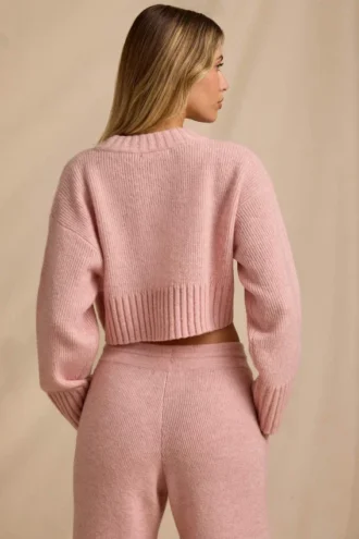 Krótki sweter z dzianiny prążkowanej w kolorze pudrowego różu