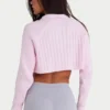 Krótki sweter z dzianiny prążkowanej z zamkiem do połowy długości w kolorze pudrowego różu