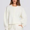 Krótki sweter z dzianiny w kolorze kości słoniowej Krótki sweter z dzianiny w kolorze kości słoniowej